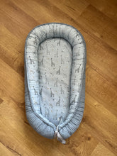 Lade das Bild in den Galerie-Viewer, Babynest Giraffe