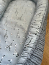 Lade das Bild in den Galerie-Viewer, Babynest Giraffe