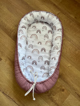 Lade das Bild in den Galerie-Viewer, Babynest Regenbogen Altrosa