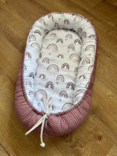 Lade das Bild in den Galerie-Viewer, Babynest Regenbogen Altrosa