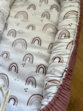 Lade das Bild in den Galerie-Viewer, Babynest Regenbogen Altrosa