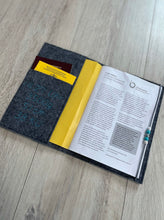 Lade das Bild in den Galerie-Viewer, U-Heft Hülle Hund