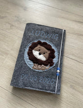 Lade das Bild in den Galerie-Viewer, U-Heft Hülle Löwe