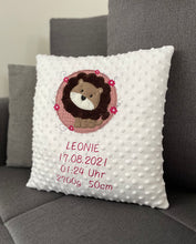 Lade das Bild in den Galerie-Viewer, Geburtskissen Löwe