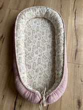 Lade das Bild in den Galerie-Viewer, Babynest Blume Altrosa
