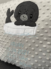 Lade das Bild in den Galerie-Viewer, Geburtskissen Robbe