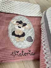 Lade das Bild in den Galerie-Viewer, Babynest Bärenmädchen mit Decke