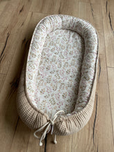 Lade das Bild in den Galerie-Viewer, Babynest Blume Beige