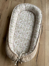 Lade das Bild in den Galerie-Viewer, Babynest Blume Beige
