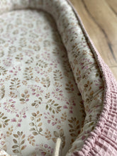 Lade das Bild in den Galerie-Viewer, Babynest Blume Altrosa