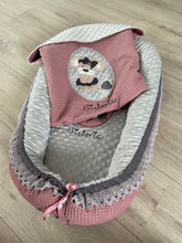 Lade das Bild in den Galerie-Viewer, Babynest Bärenmädchen mit Decke