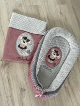 Lade das Bild in den Galerie-Viewer, Babynest Bärenmädchen mit Decke