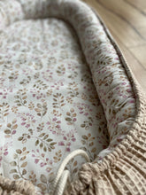 Lade das Bild in den Galerie-Viewer, Babynest Blume Beige