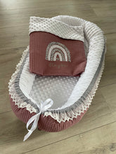 Lade das Bild in den Galerie-Viewer, Babynest Regenbogen mit Decke