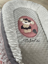 Lade das Bild in den Galerie-Viewer, Babynest Bärenmädchen mit Decke