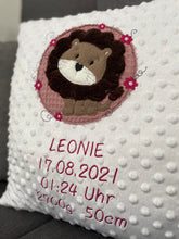 Lade das Bild in den Galerie-Viewer, Geburtskissen Löwe