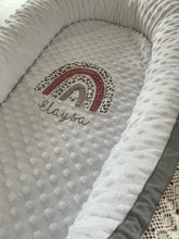 Lade das Bild in den Galerie-Viewer, Babynest Regenbogen mit Decke