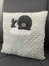 Lade das Bild in den Galerie-Viewer, Geburtskissen Robbe