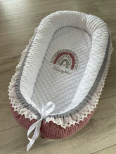 Lade das Bild in den Galerie-Viewer, Babynest Regenbogen mit Decke