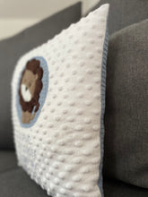 Lade das Bild in den Galerie-Viewer, Geburtskissen Löwe