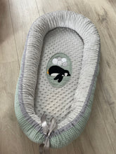 Lade das Bild in den Galerie-Viewer, Babynest Pinguin mit Decke
