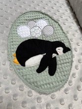 Lade das Bild in den Galerie-Viewer, Babynest Pinguin mit Decke
