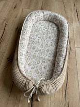 Lade das Bild in den Galerie-Viewer, Babynest Blume Beige
